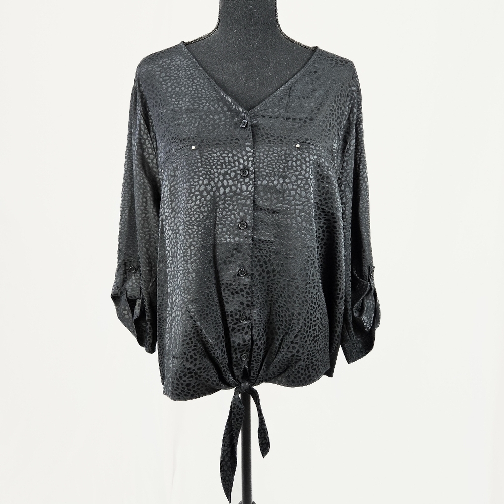 🔥 (5for$35) Chico's Black 3 quarter sleeve black monochromatic animal print